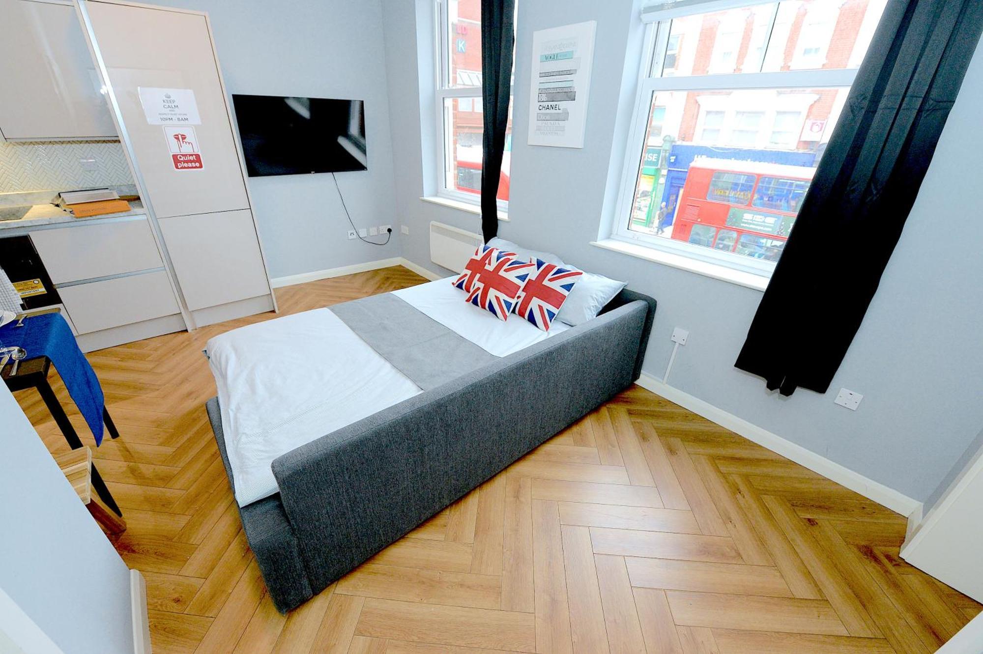 Apartment 1 Bedroom Flat In Wood Piccadilly Line *
