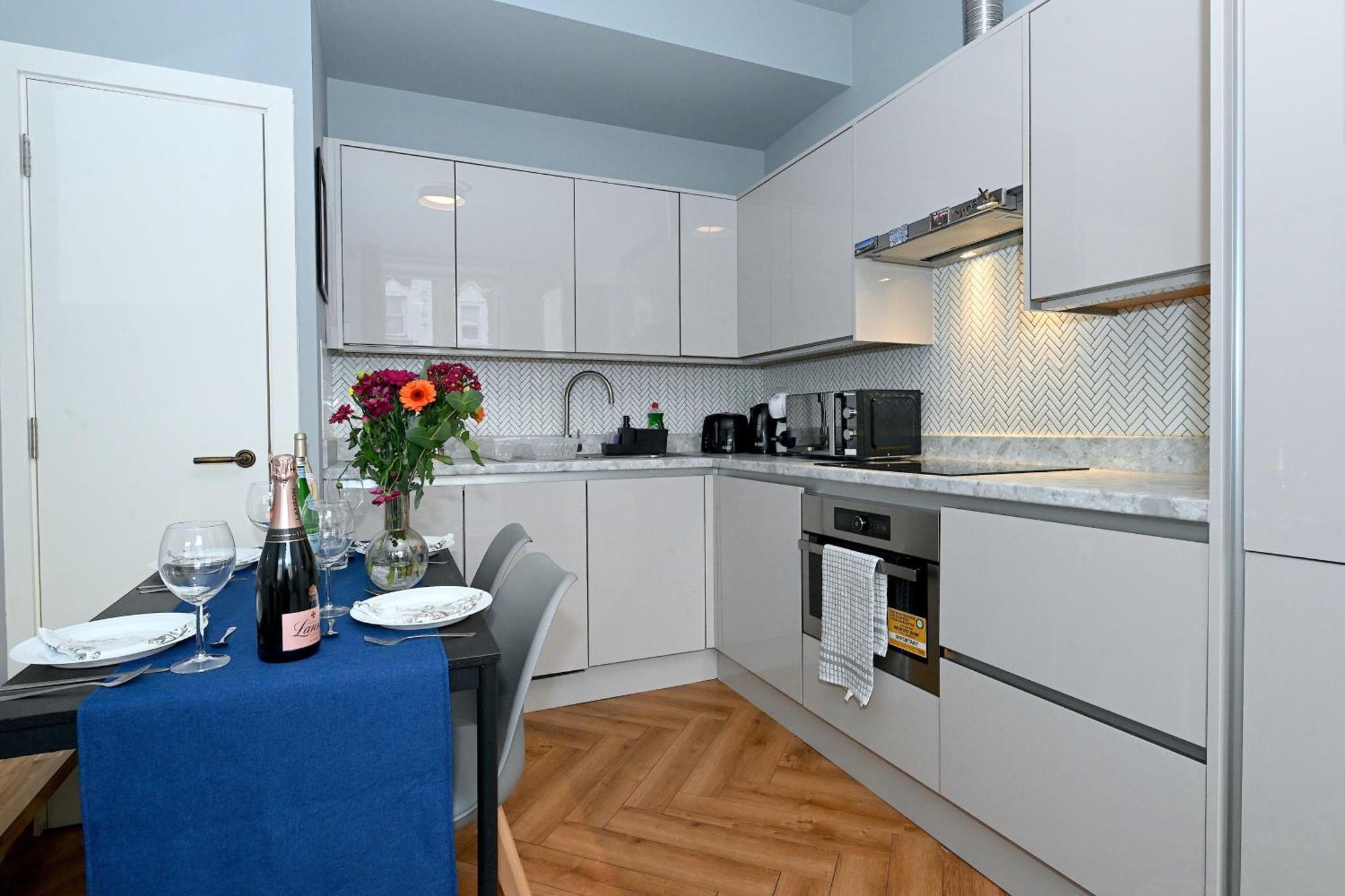 1 Bedroom Flat In Wood Piccadilly Line * London
