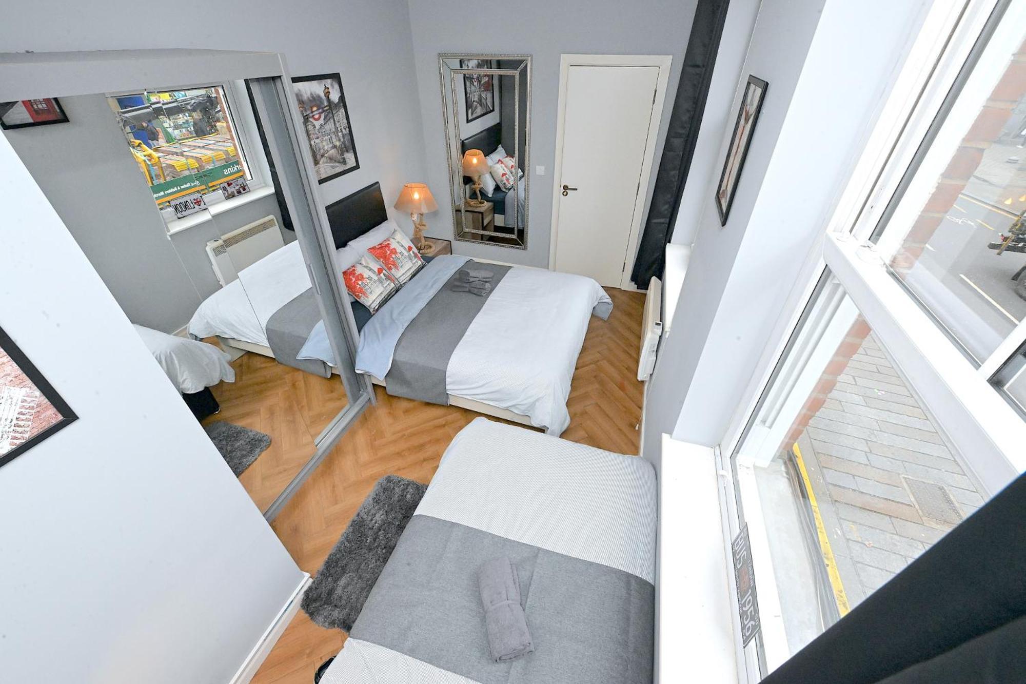 1 Bedroom Flat In Wood Piccadilly Line Apartment *
