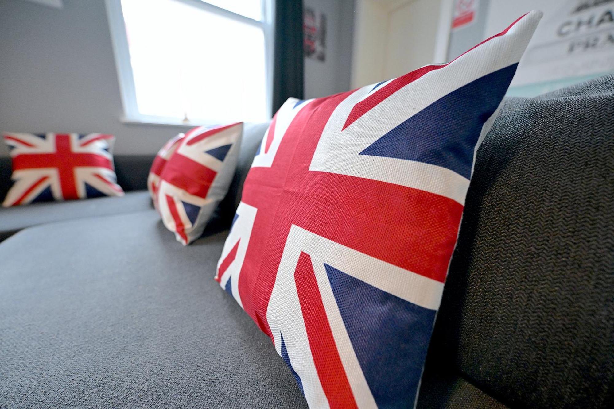 1 Bedroom Flat In Wood Piccadilly Line Apartment *